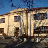Hlavní vstup Základní školy Dolní Újezd
